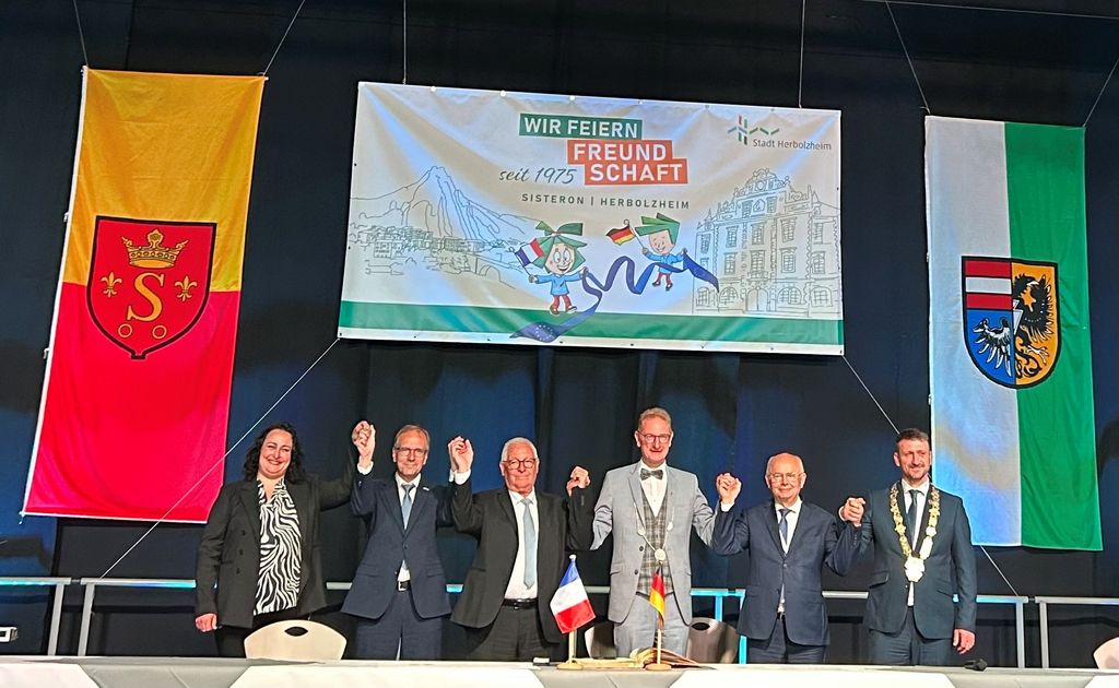 Bürgermeister der anwesenden Städte von links Vertreter aus Oliva, Bürgermeister Dr. Christof Bartsch, Vertreter aus Sisteron, Bürgermeister Thomas Gedemer, Vertreter aus Morawica und Kremnica