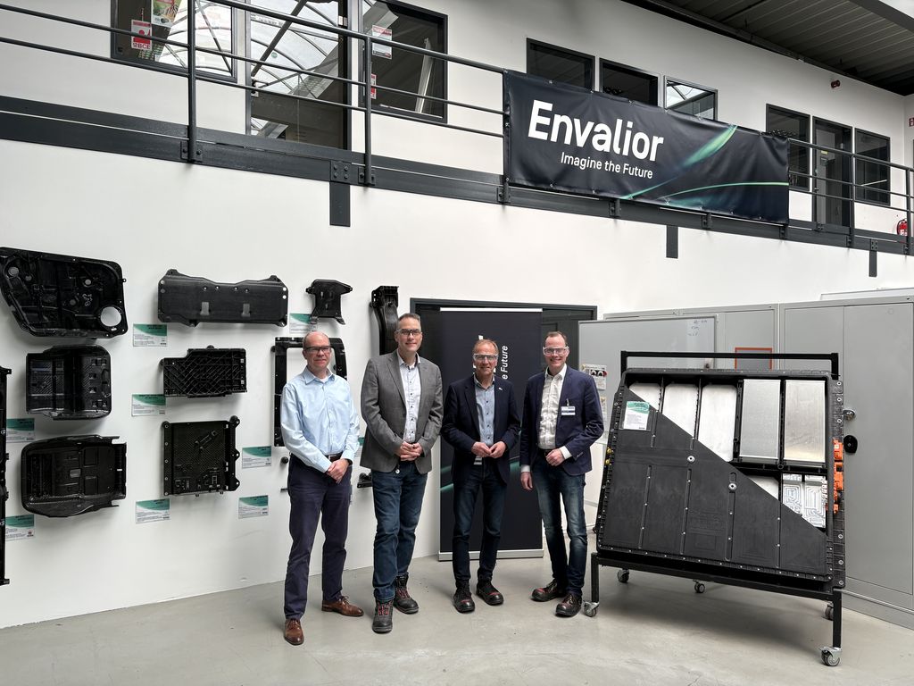 Betriebsbesuch bei Bond Laminates in Brilon (v.l.): Leiter Controlling Dr. Frank Rose, Geschäftsführer Sascha Bornemann, Bürgermeister Dr. Christof Bartsch und Wirtschaftsförderer Thomas Becker (Foto: Bond Laminates) 
