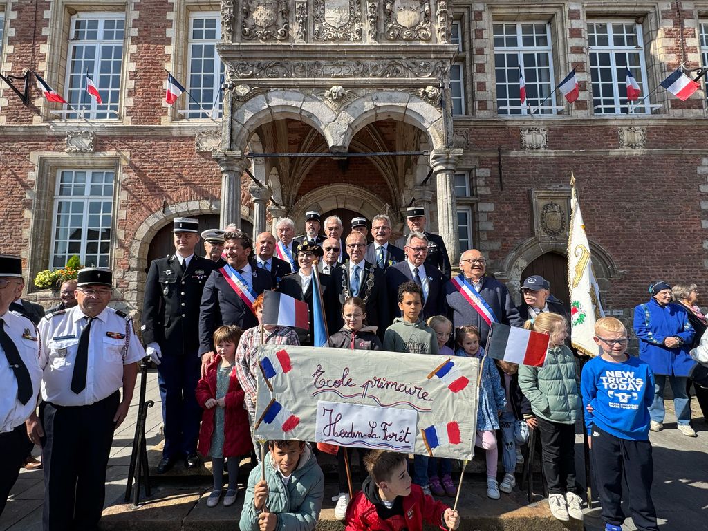 Gedenken zum Ende des Zweiten Weltkrieges vor dem Rathaus in Hesdin-la-Forêt: Dr. Christof Bartsch mit seinem französischen Amtskollegen Matthieu Demoncheaux und Vertretern der Gemeinde 