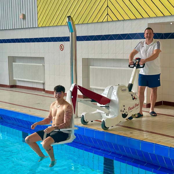 Bildunterschrift: v.l.n.r. Fachangestellter für Bäderbetriebe Nicolai Seidel und Schwimmmeister Lucas Mitschke, Bild: © Stadt Brilon