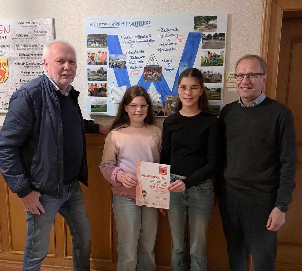 (v.l.): Ortsvorsteher Erich Canisius, die beiden Gewinnerinnen Matilda Muckermann und Clara Sombert mit Bürgermeister Dr. Christof Bartsch. 