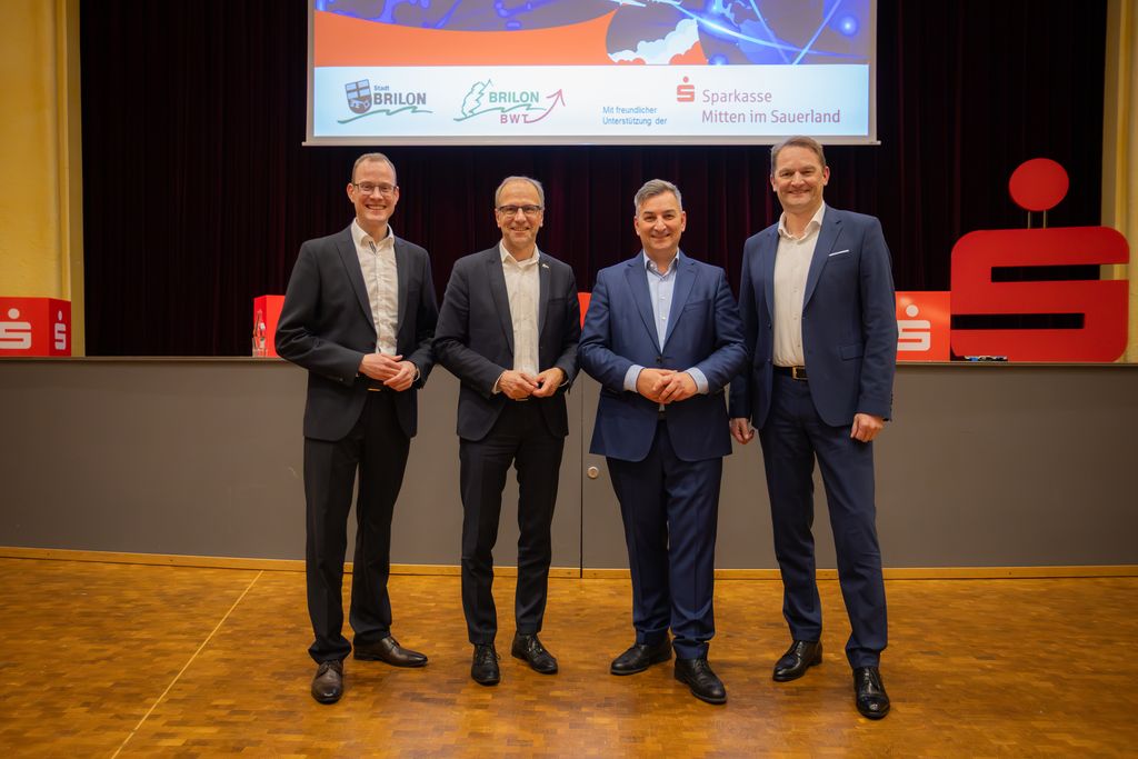 Wirtschaftsförderer Thomas Becker, Bürgermeister Dr. Christof Bartsch, Wirtschaftsjournalist Markus Gürne und Ingo Ritter, Vorstandsvorsitzender Sparkasse Mitten im Sauerland. (Foto: Sabrinity)