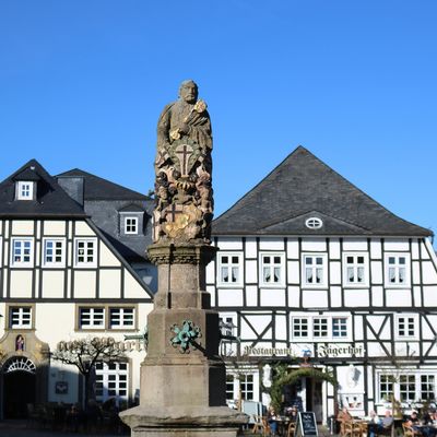 Der Petrusbrunnen (Kump) steht in der Mitte des Marktplatzes.