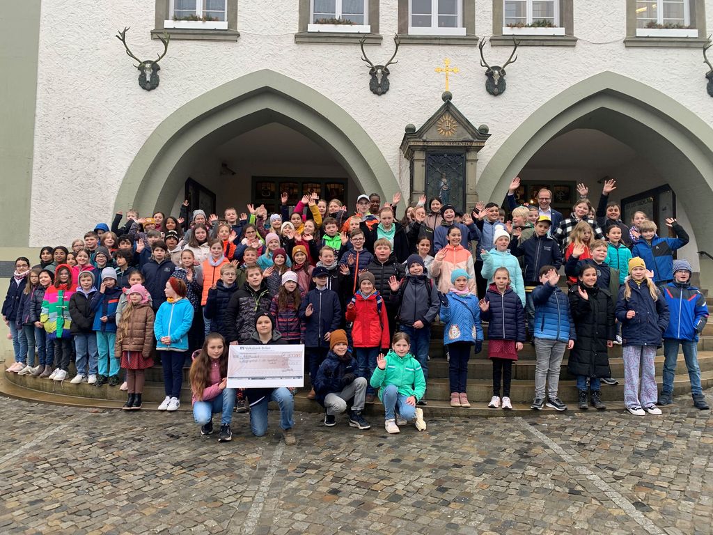 Bürgermeister Dr. Bartsch und die Grundschulkinder bei der Scheckübergabe