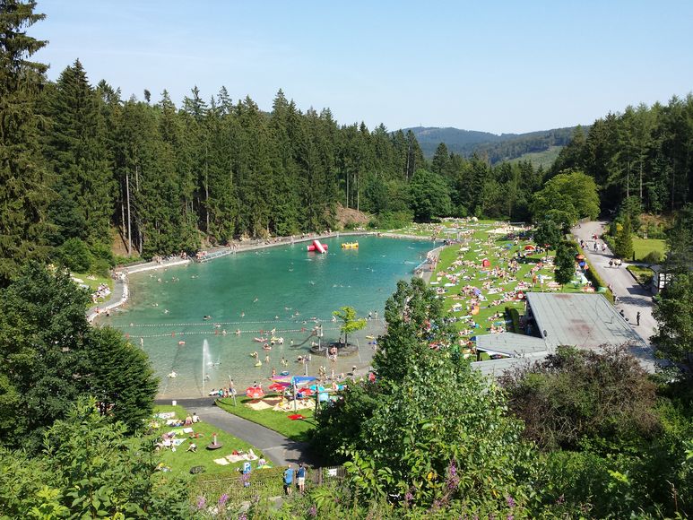 Waldfreibad Gudenhagen mit Badegästen mit Sicht über das gesamte Bad