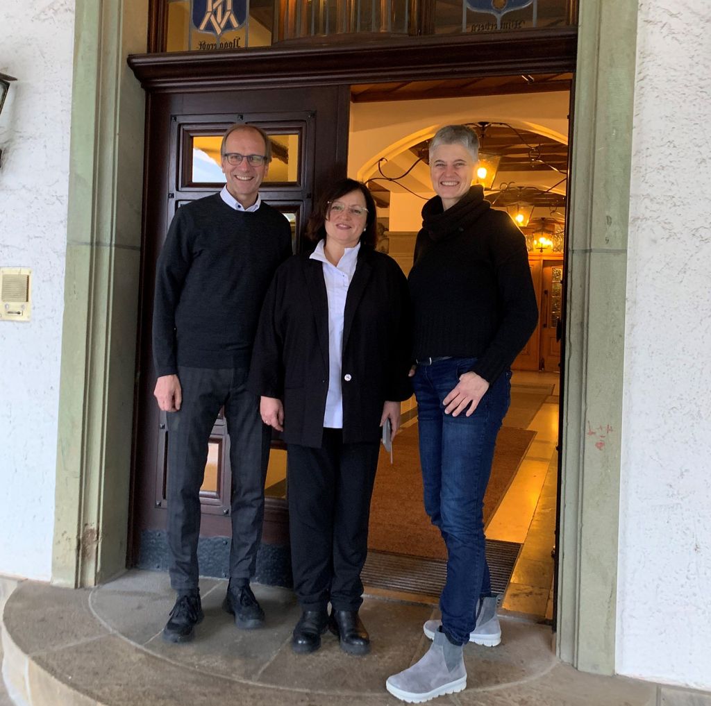 v.l.n.r. Bürgermeister Dr. Christof Bartsch, Olga Kronberga und Ute Hachmann von der Stadtbibliothek Brilon