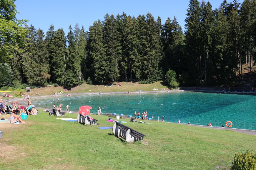 Waldfreibad Gudenhagen Liegewiese und Kinderbecken