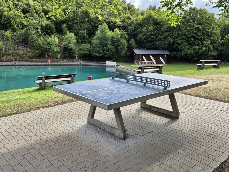 Tischtennisplatte im Waldfreibad