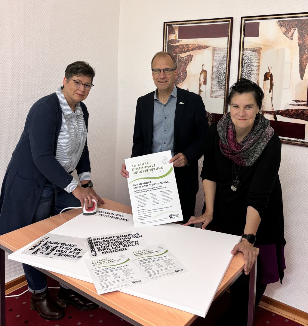 Bürgermeister Dr. Bartsch mit Manuela Buchau (rechts) und Claudia Ester, die die Aktion vorbereitet haben