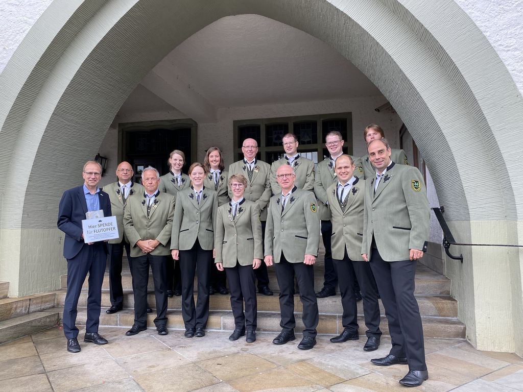 Bürgermeister Dr. Christof Bartsch mit einigen Mitgliedern des Musikvereins Hoppecke