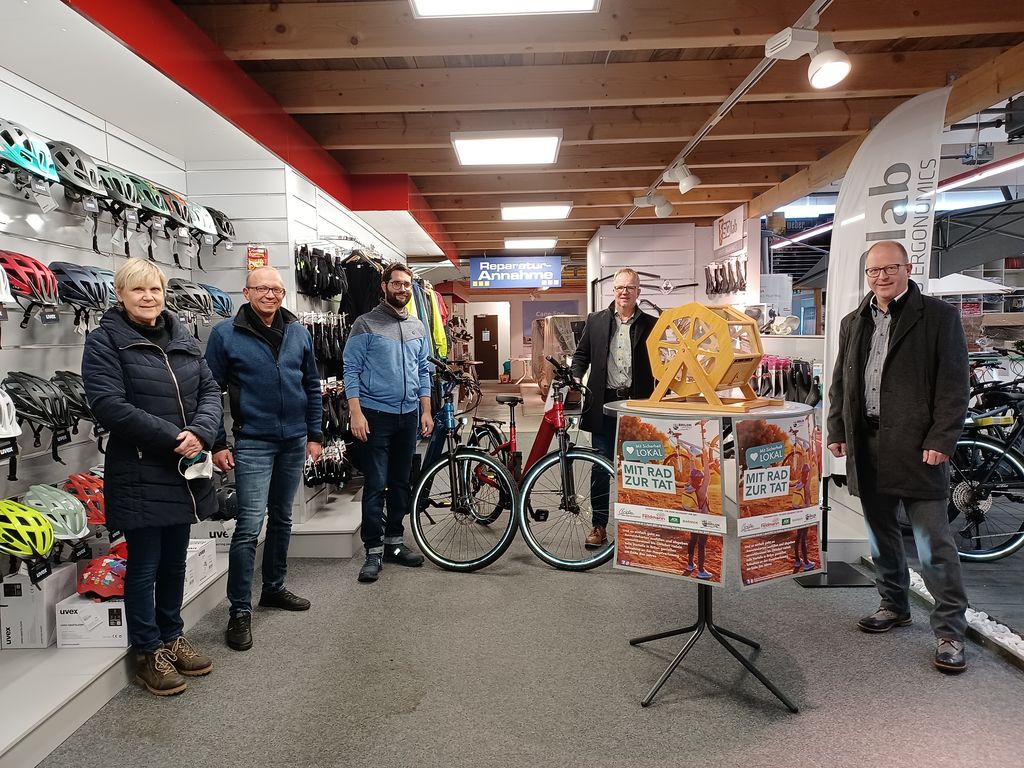 Die Sponsorenvertreter Ulrike Kothke und Eugen Heidt (Bike Center Feldmann), Johannes Schröder (EBike Store Schröder), Reimund Günter (BARMER) und Uwe Schröder (AOK NordWest) bei der Ziehung der Gewinne.