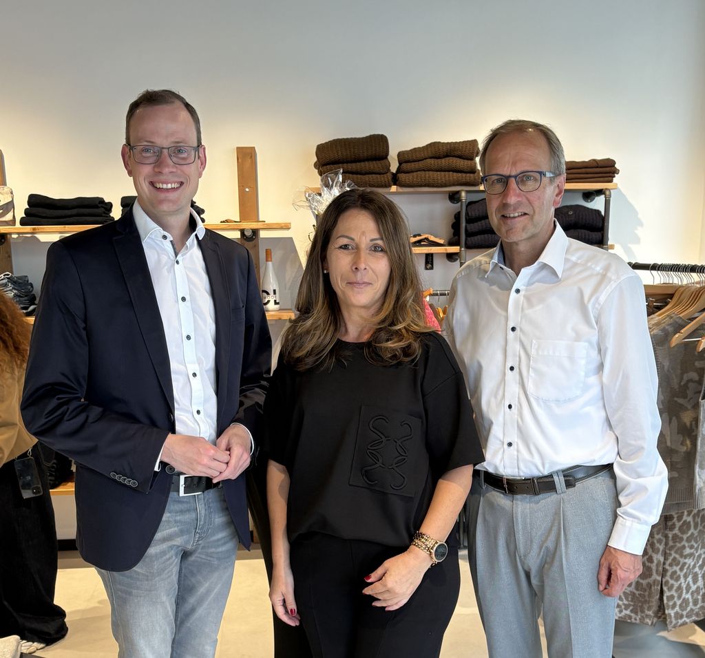 Bürgermeister Dr. Christof Bartsch (rechts) und Wirtschaftsförderer Thomas Becker (links) gratulieren Daniela Langer zur Eröffnung ihres neuen Damenmode-Geschäfts in der Briloner Fußgängerzone. (Foto: DL Lange)