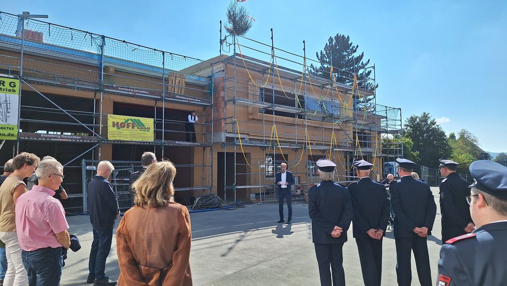 Gäste aus Rat, Verwaltung und Feuerwehr beim Richtfest am letzten Freitag
