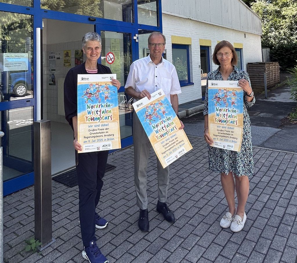 Ute Hachmann (Fachbereichsleiterin), Bürgermeister Dr. Bartsch und Christina Hoppe (Leiterin der Schul- und Sportabteilung) vor dem Briloner Hallenbad als Austragungsort für die Schwimmwettkämpfe (v.l.n.r.). 