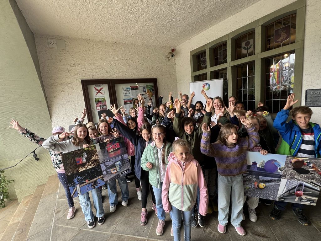 Grundschüler der St. Engelbert Grundschule mit Herrn Bürgermeister Dr. Bartsch 