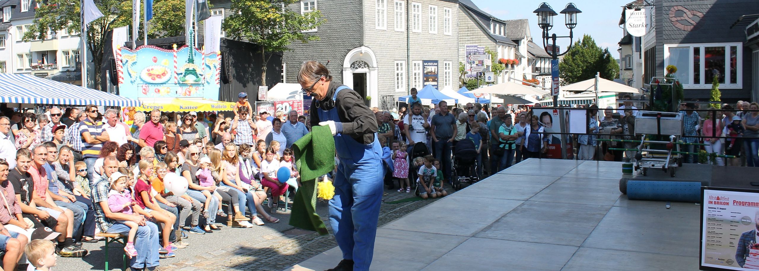 Altstadtfest Brilon: Künstler auf der Bühne vor dem Rathaus mit Zuschauern