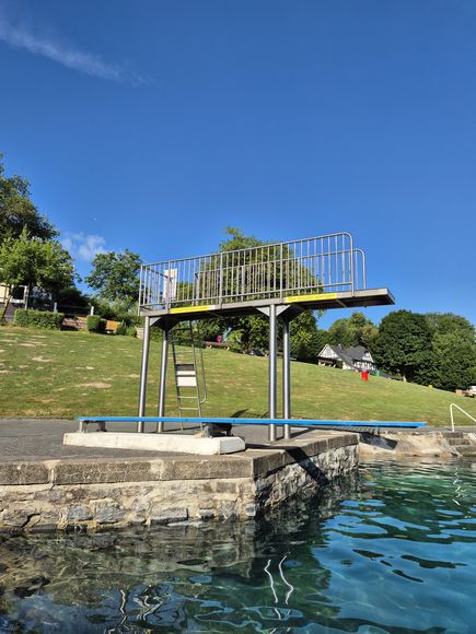 Sprungturm im Waldfreibad
