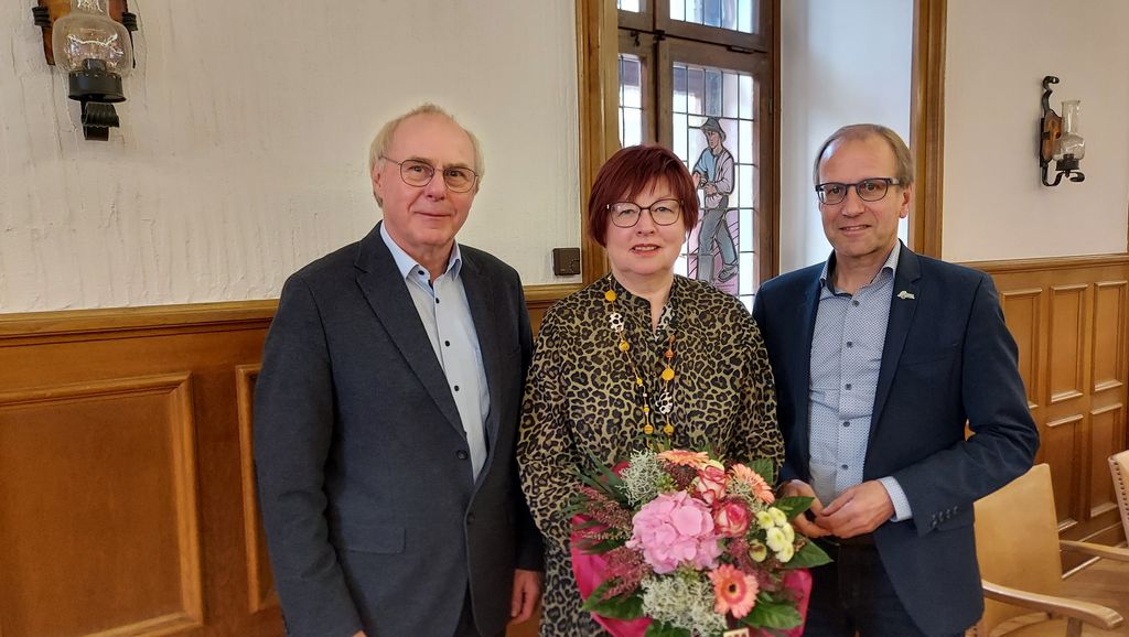 Marianne Becker mit dem 1. Beigeordneten R. Huxoll links und Bürgermeister Dr. C. Bartsch rechts