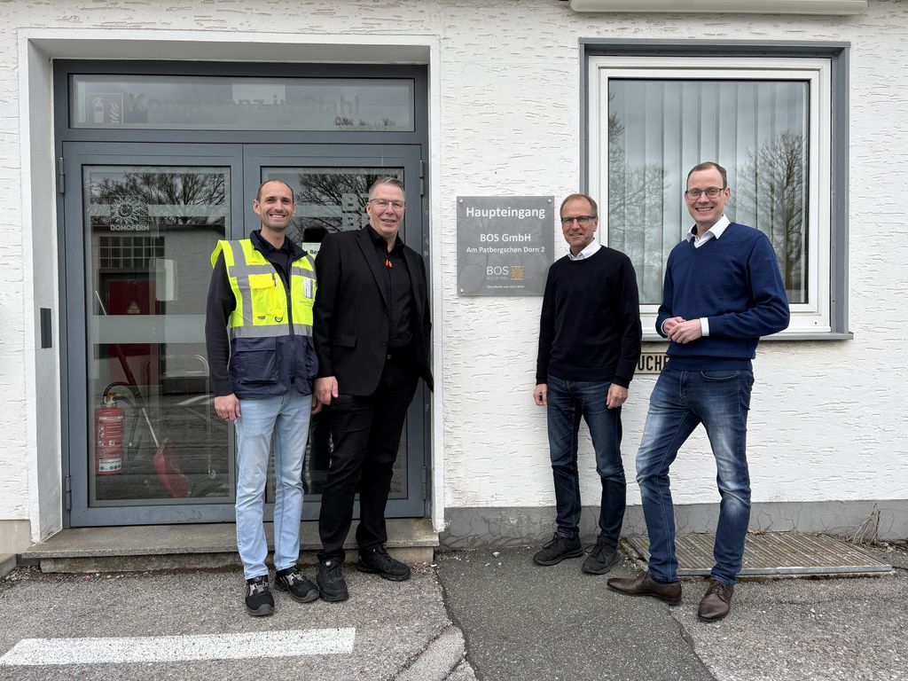 Produktionsleiter Andre Kledtke, Interim-Werkleiter Stefan Johannigmann, Bürgermeister Dr. Christof Bartsch und Wirtschaftsförderer Thomas Becker (v. li.) (Foto: BOS)
