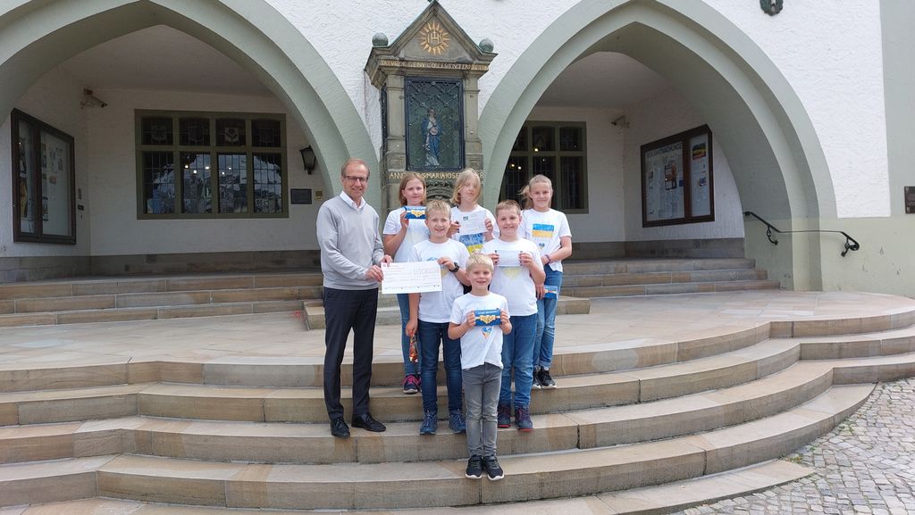 Bürgermeister Dr. Bartsch mit Lea und Benjamin Klaholz, sowie Gustav, Emma, Viktoria und Noah