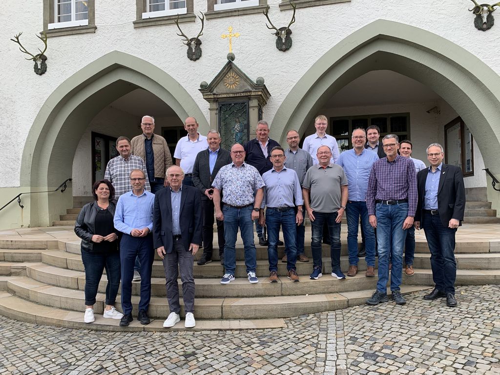 Bürgermeister Dr. Christof Bartsch und Beigeordneter Reinhold Huxoll (vorne; 2. u. 3. v.l.) mit der Ortsvorsteherin und den Ortsvorstehern sowie Vertretern der Verwaltung 