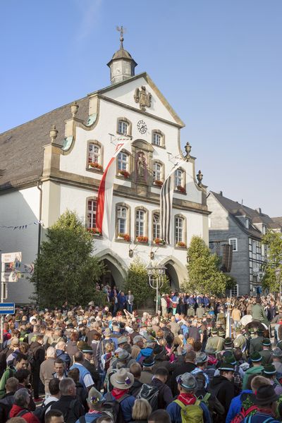 Briloner Schnadezug - Antreten vor dem geschmückten Rathaus