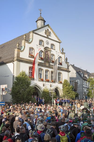 Briloner Schnadezug - Antreten vor dem geschmückten Rathaus