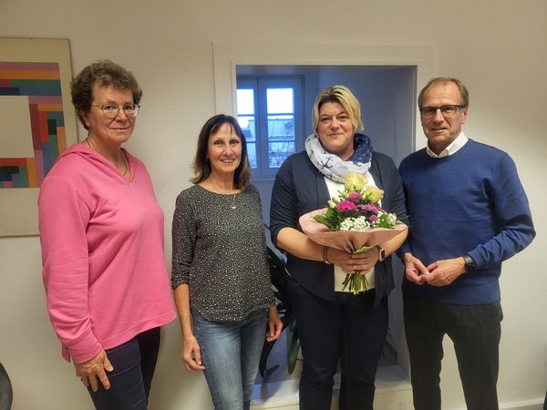v.l.n.r.: Fachbereichsleiterin Karin Wigge, Personalratsvorsitzende Rita Niehaus, Kathrin Sommerkamp und Bürgermeister Dr. Bartsch