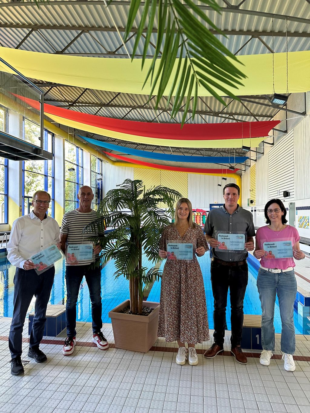 v.l.n.r. Bürgermeister Dr. Christof Bartsch, Schwimmmeister Dietmar Michel, Katrin Elsholz (Stadtwerke Brilon), Fachbereichsleiter Clemens Mund und Anja Meyer (Stadt Brilon) 