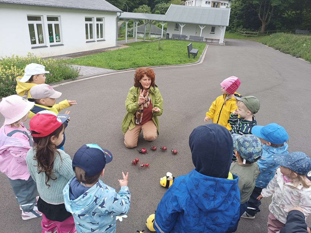 Susanne Kunst mit den Waldwichteln auf Entdeckungstour