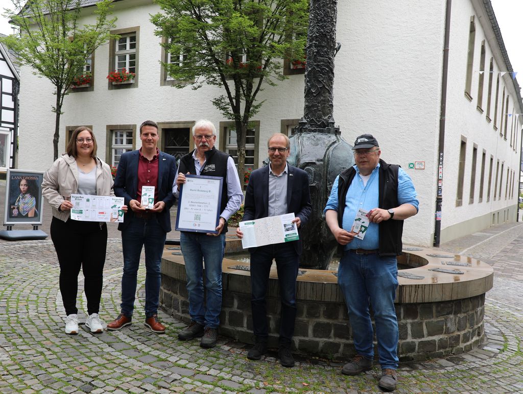 Bürgermeister Dr. Christof Bartsch (2.v.r.) mit den Verantwortlichen der Stadt Brilon (Bianca Funke und Clemens Mund) sowie des Bürgerbus Brilon e.V. (Günter Wiese und Dirk Wagner). (v.l.n.r.); Quelle: Claudia Metten (Sauerlandkurier)