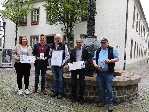 Bürgermeister Dr. Christof Bartsch (2.v.r.) mit den Verantwortlichen der Stadt Brilon (Bianca Funke und Clemens Mund) sowie des Bürgerbus Brilon e.V. (Günter Wiese und Dirk Wagner). (v.l.n.r.); Quelle: Claudia Metten (Sauerlandkurier)