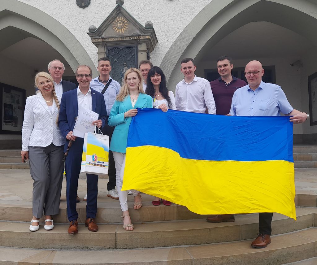 Victoria Liese, Michael Dornow, Mitglieder der ukrainischen Delegation und der Verwaltungsleitung Stadt Brilon