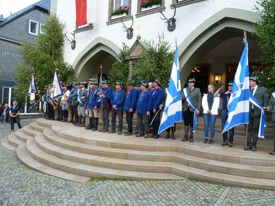 Briloner Schnadezug - Antreten vor dem Rathaus - Personen auf Rathaustreppe