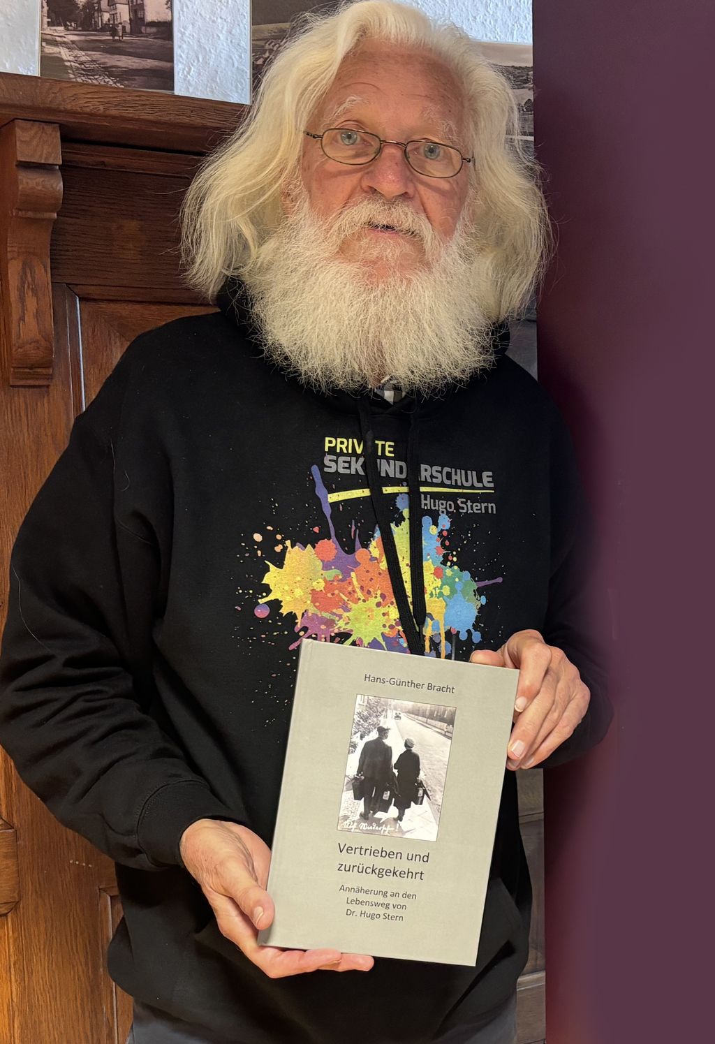 Dr. Hans-Günther Bracht mit seinem Buch "Vertrieben und zurückgekehrt"