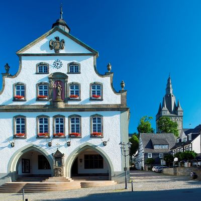 Das historische Rathaus und der Turm der Propsteikirche im Hintergrund sind die bekanntesten Wahrzeichen Brilons (Foto: Brilon Wirtschaft und Tourismus/Fotograf: K.-P. Kappest)