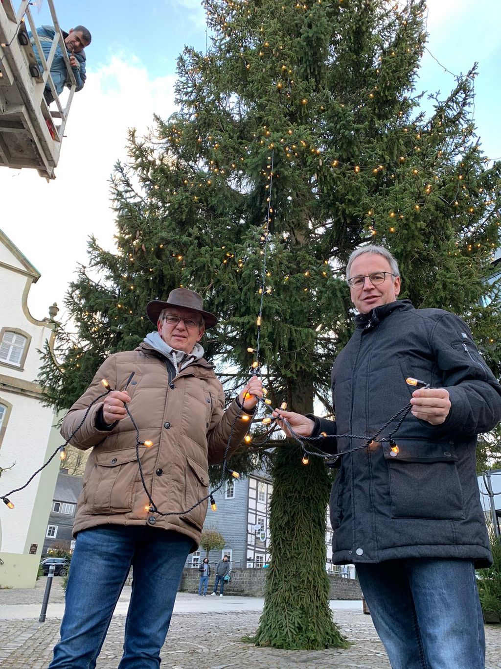 v.l. Markus Düppe von der Bauverwaltung und Marcus Bange, Fachbereichsleiter Planen und Bauen zeigen die neue Weihnachtsbeleuchtung