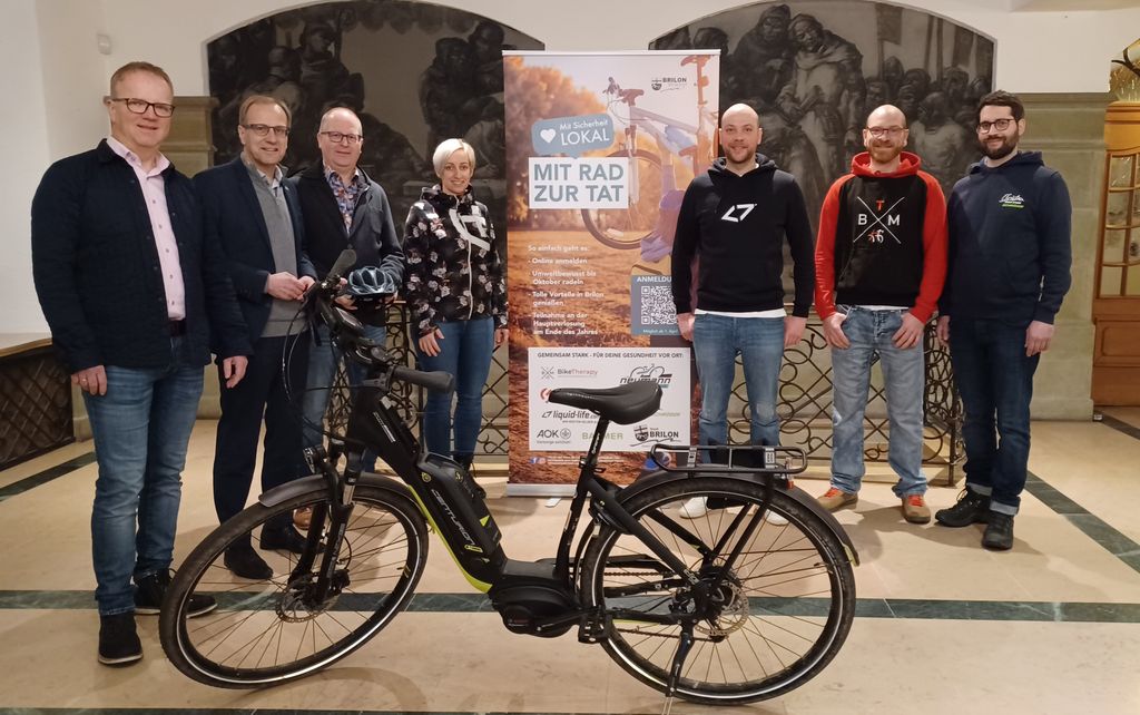 Bürgermeister Dr. Bartsch freut sich mit den Sponsoren und Unterstützern auf den Start.