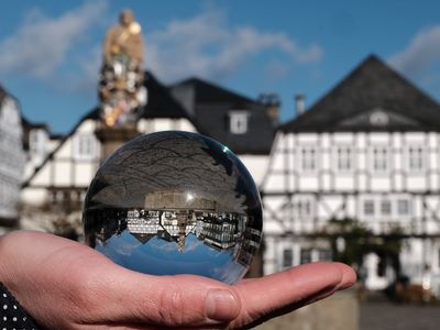 Der Briloner Marktplatz durch die Glaskugel betrachtet. (Foto: Miriam Bäcker)