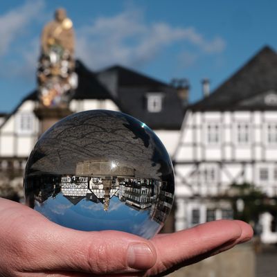 Der Briloner Marktplatz durch die Glaskugel betrachtet. (Foto: Miriam Bäcker)