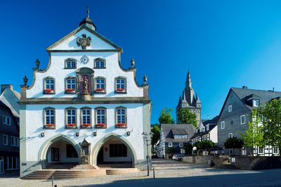 Rathaus Brilon Ansicht aus Richtung Marktplatz mit Kirche im Hintergrund