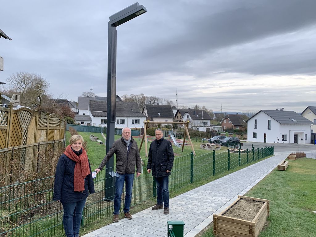 Neue Straßenbeleuchtung; v.l.n.r.: Joelle Horstmann (2. Vorsitzende Dorfverein Wülfte und Anwohnerin), Erich Canisius (Ortsvorsteher Wülfte) und Marcus Bange (Fachbereichsleiter Planen und Bauen bei der Stadt Brilon)