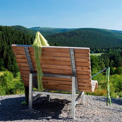 Die Briloner Waldfee genießt den Ausblick ins Grüne.