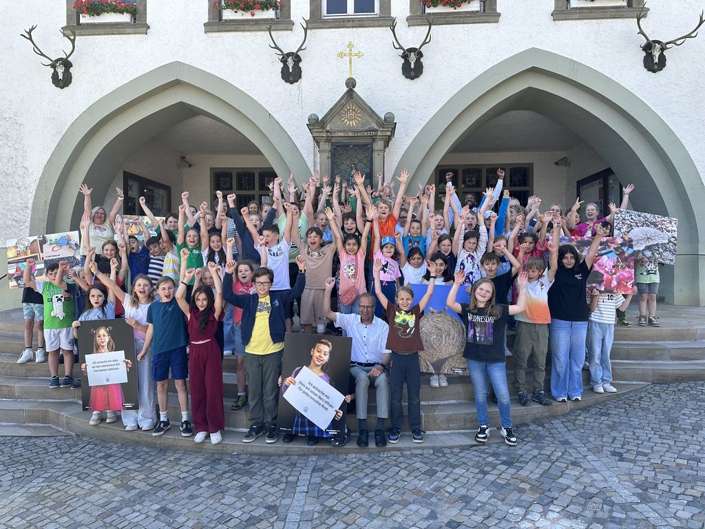 Mitarbeiter Ensible e.V., beteiligte Kinder an der Jugendkunstgalerie und Bürgermeister Dr. Christof Bartsch