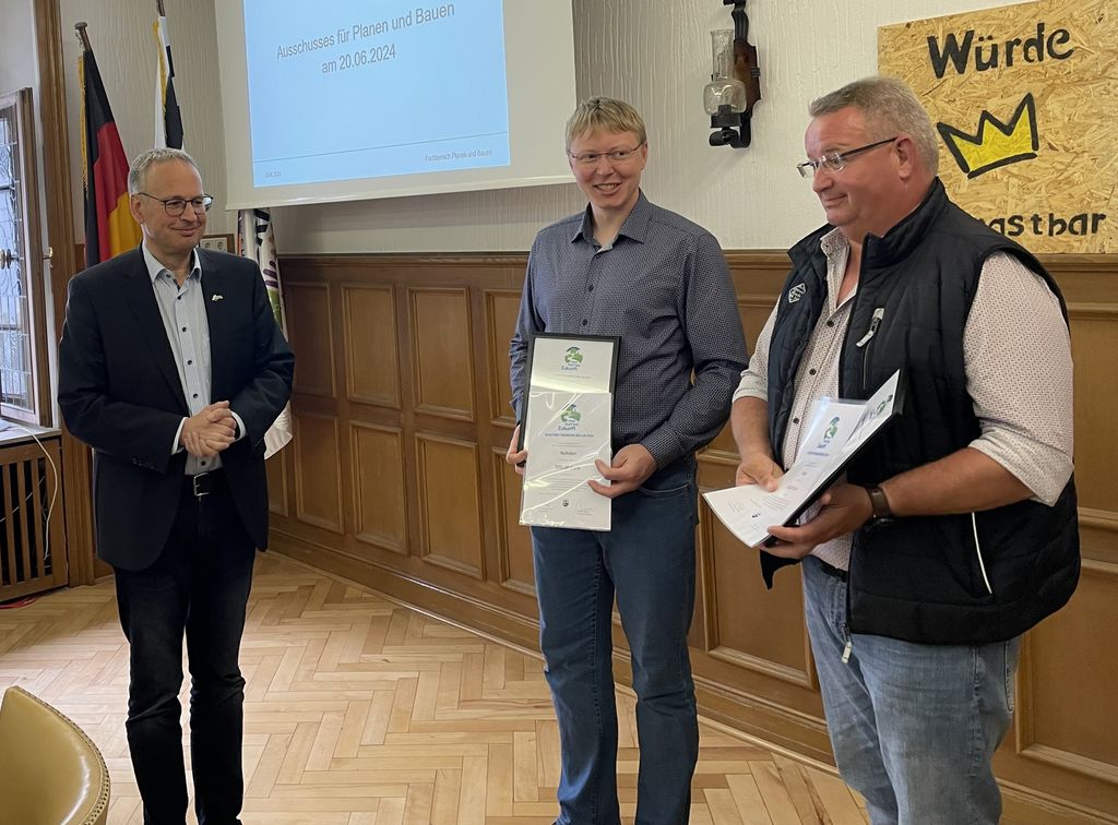 Siegerehrung Unser Dorf hat Zukunft - v.l.n.r. Fachbereichsleiter Marcus Bange mit den Ortsvorstehern Jan Brückner (Nehden) und Frank Patzke (Alme) bei der Übergabe der Siegerurkunden