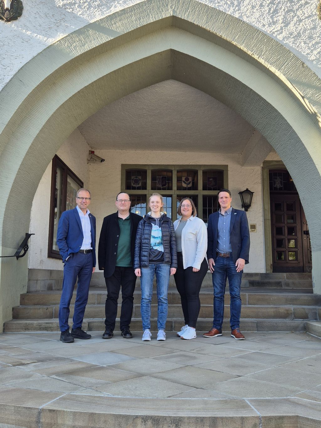 V.l.n.r.: Bürgermeister Dr. Christof Bartsch mit dem ärztlichen Leiter des MVZ, Frank Wagener, der Medizinstudentin Anna Lena Nestler sowie den beiden städtischen Verantwortlichen Bianca Funke und Clemens Mund. 
