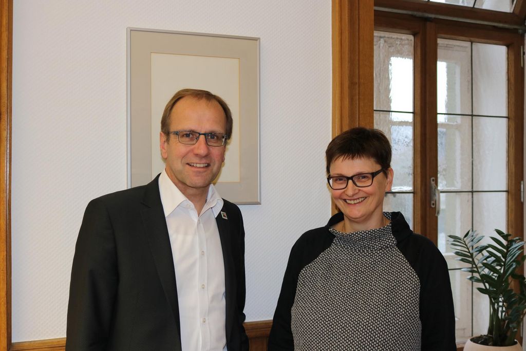 Bürgermeister Dr. Christof Bartsch und Christina Hoppe freuen sich über das Angebot.