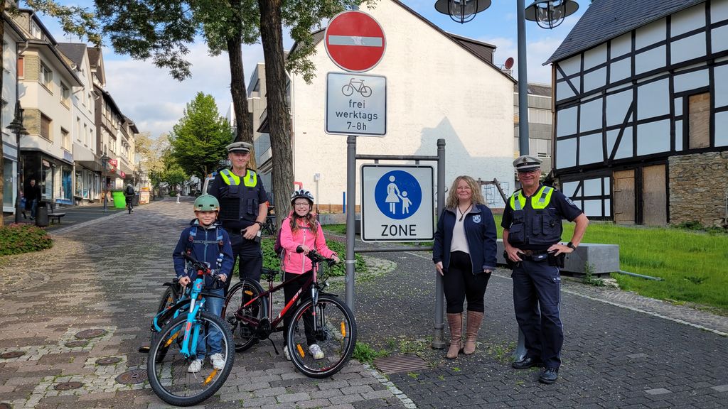 Vertreter der Kreispolizeibehörde und zwei Schulkinder mit Sibylle Ester (2.v.r.; Ordnungsamt der Stadt Brilon) in der Bahnhofstraße.