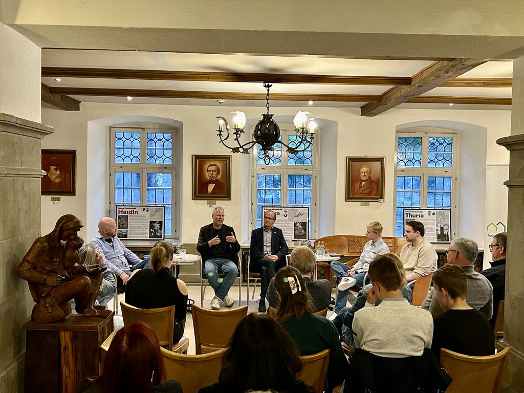 Diskussionsrunde im Foyer des Rathauses Brilon