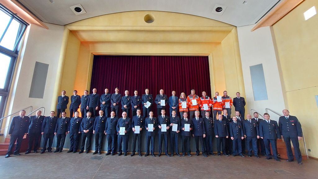 Bürgermeister Dr. Christof Bartsch mit Einsatzkräften der Freiwilligen Feuerwehr und des Ortsverbandes des Deutschen Roten Kreuzes in Brilon